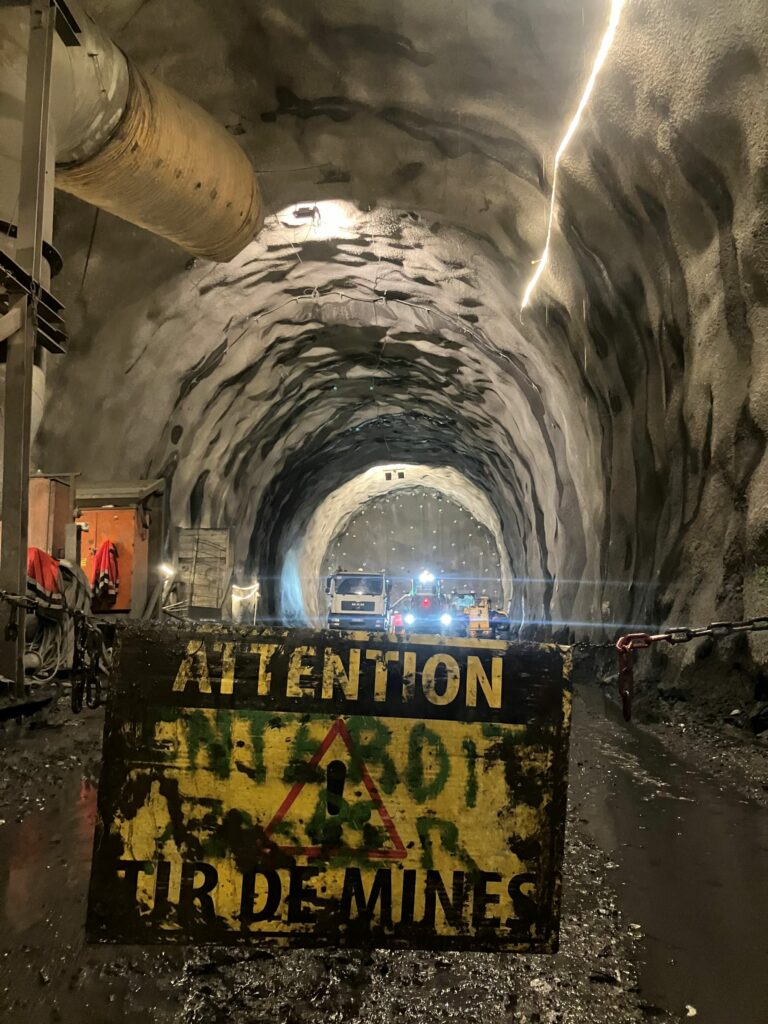 700 mètres sous terre : je visite un tunnel géant (et très contesté)